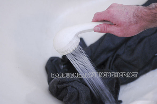 Ngâm thảm trong nước lạnh trước khi giặt