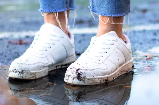 Ngay khi giày bị nhựa đường thì cần làm sạch nhanh chóng