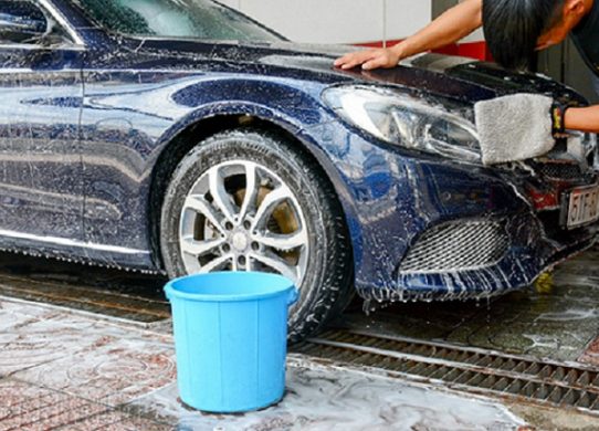Rửa xe bằng nước mưa khiến lớp sơn bên ngoài xe nhanh bạc màu