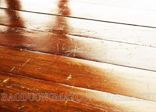 Sàn gỗ bị xước là tình trạng thường xuyên gặp phải với những gia đình sử dụng sàn gỗ